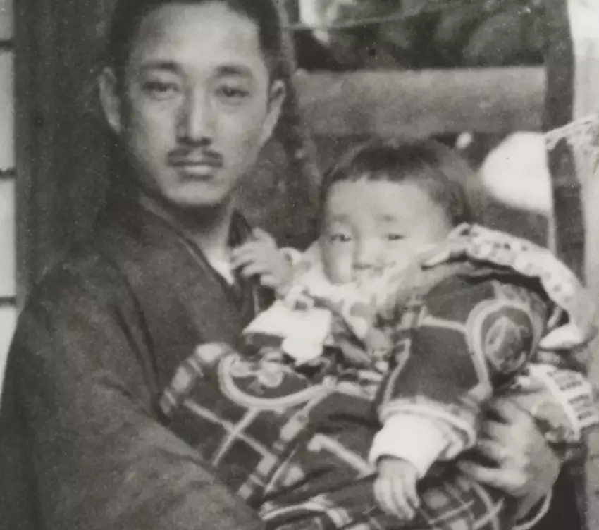 Akio Morita jako dziecko ze swoim ojcem