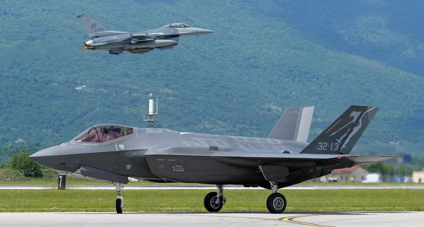 Włoskie myśliwce piątej generacji F-35 Lightning II przybyły do Japonii po raz pierwszy w historii.
