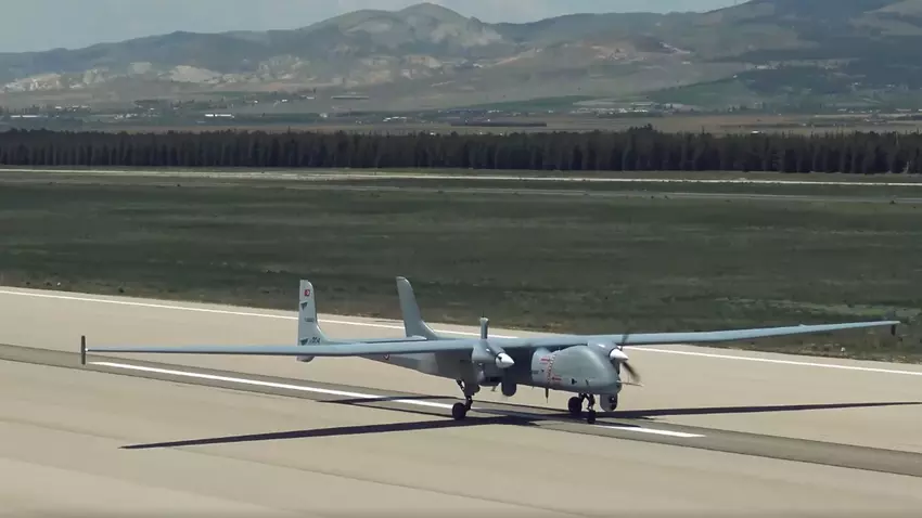 Turecka marynarka wojenna używa dużych dronów szturmowych Aksungur, które mogą pozostawać w powietrzu do 50 godzin