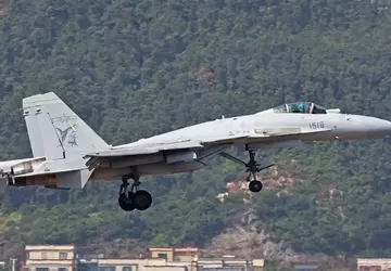 Myśliwiec pokładowy J-15 rozbił się w ...