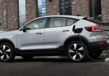 Volvo tymczasowo wycofuje C40 i zmienia ...