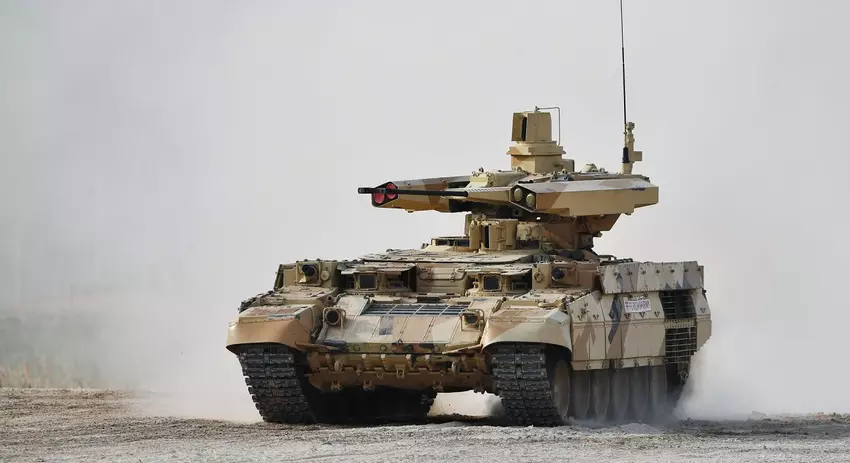 Tanie drony FPV uderzyły w rzadki rosyjski pojazd wsparcia bojowego Terminator i czołg T-80, który próbował go ewakuować.