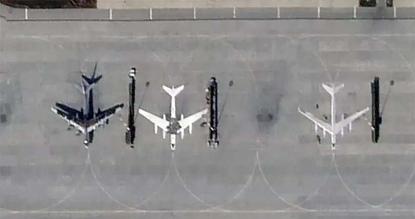 Rosjanie umieścili w bazie lotniczej Engels bombowce Tu-95MS zdolne do przenoszenia ładunków nuklearnych, aby chronić strategiczne samoloty przed ukraińskimi dronami.