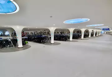 Futurystyczne parkowanie: podwodny parking rowerowy o ...