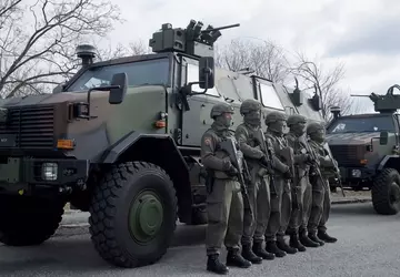 30 pojazdów opancerzonych Dingo, rakiety do ...