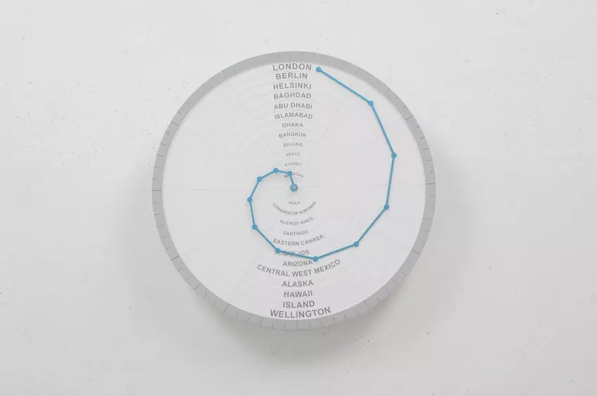 Ten naścienny zegar analogowy wyświetla godzinę w krajach na całym świecie