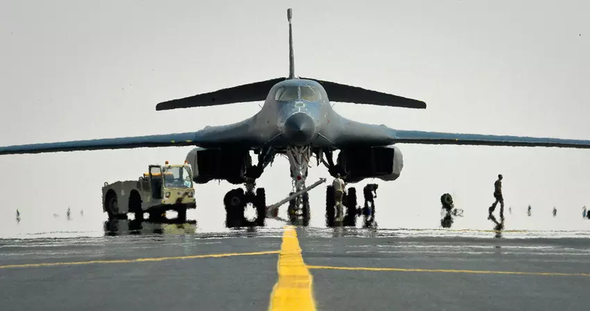 Amerykański bombowiec strategiczny B-1B Lancer przelatuje nad Bośnią i Hercegowiną