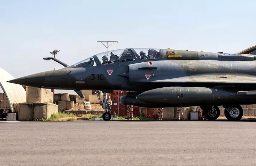 Francuski myśliwiec przygotowuje się do odlotu z Czadu