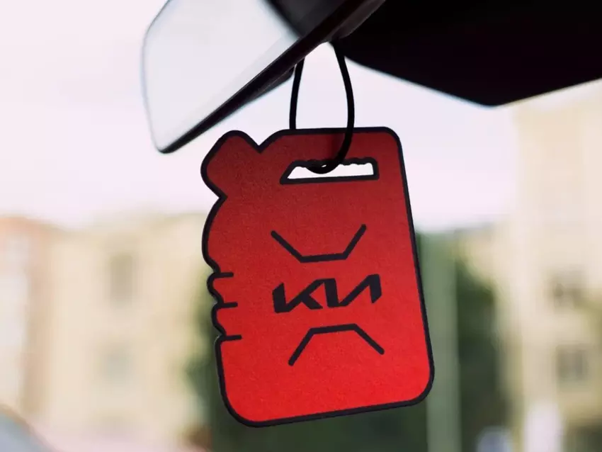 Tęsknisz za samochodem spalinowym? Kia oferuje odświeżacz powietrza o zapachu benzyny i oleju przy zakupie samochodu elektrycznego