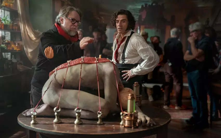 Guillermo del Toro stworzył „Frankensteina” epoki SI: gotyk, krew i satyra na technogeniuszy