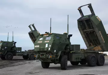 Praca HIMARS MLRS: fragmenty rakiety M31A1 ...