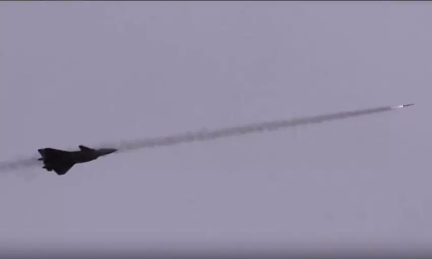 Chiny po raz pierwszy pokazały, jak myśliwiec piątej generacji J-20 Mighty Dragon wystrzelił pocisk rakietowy, aby przećwiczyć niszczenie samolotów wroga.