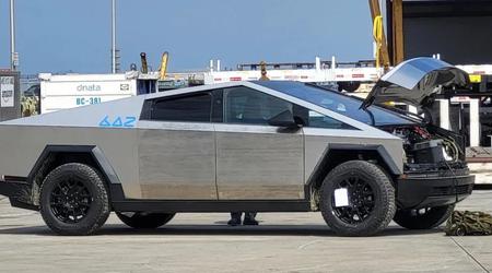 Przedprodukcyjny elektryczny pickup Tesla Cybertruck z Los Angeles Auto Museum został sprzedany za 400 000 dolarów.