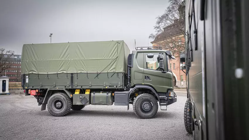 Ciężarówka z platformą 6x6 z namiotem i hydroboardem