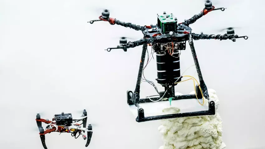 Brytyjscy i szwajcarscy naukowcy zamienili quadcopter w drukarkę budowlaną 3D