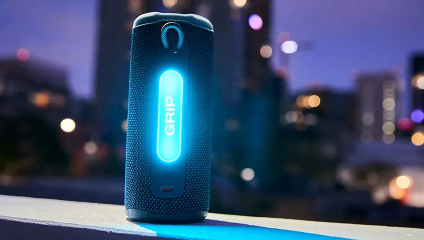 JBL zaprezentowała Grip: przenośny głośnik z nocną lampką, IP68 i 14 godzinami pracy