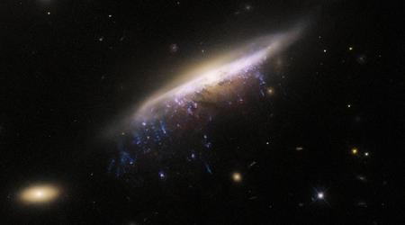 Hubble sfotografował galaktyczną meduzę 800 milionów lat świetlnych od Ziemi