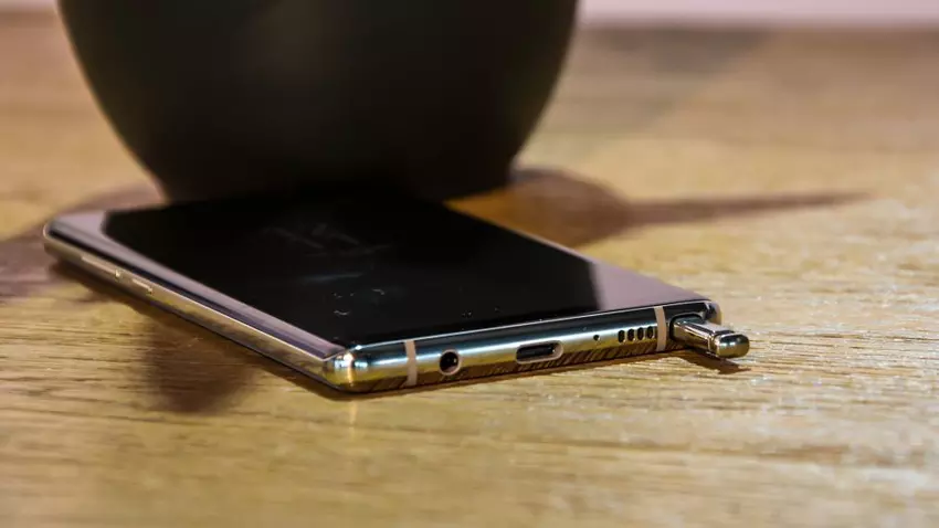 Renderuje Samsung Galaxy Uwaga 9: potrójne komorę oraz skaner linii papilarnych sub-screen