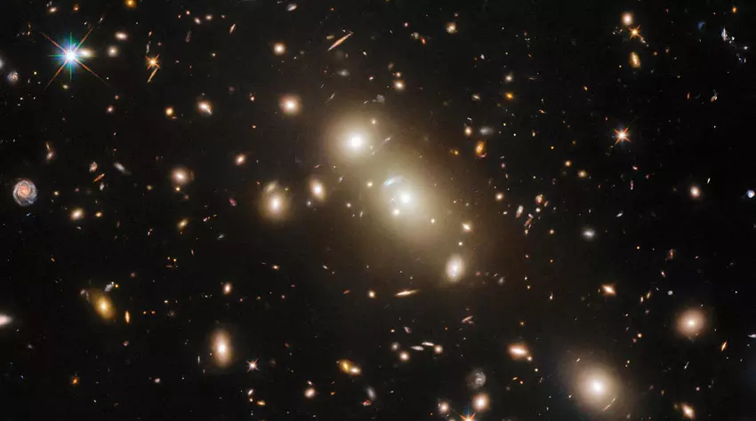 Hubble sfotografował ogromną gromadę galaktyk 2,6 mld lat świetlnych od Ziemi, która może pomóc w badaniu ciemnej materii.