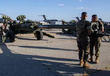 US Marines przygotowują haubice 155mm M777 ...