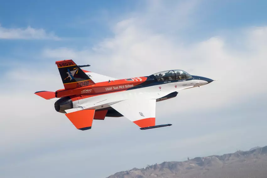 Siły Powietrzne USA przetestują zmodyfikowaną wersję myśliwca F-16 Fighting Falcon w ramach programu Skyborg mającego na celu stworzenie tanich dronów napędzanych sztuczną inteligencją