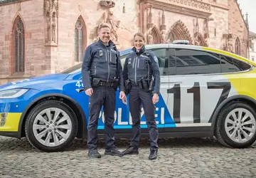 Samochód elektryczny Tesla Model X przekracza ...