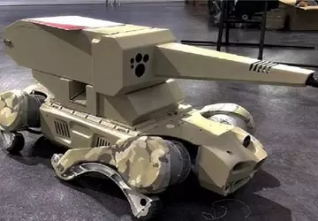 Chiny prezentują psa bojowego z automatycznym ...