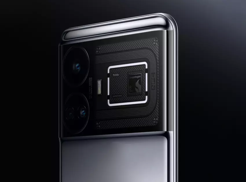 Zakrzywiony wyświetlacz, przezroczysty panel tylny i podświetlenie RGB: realme GT 5 pojawił się w oficjalnym wideo