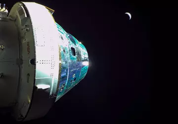 Statek kosmiczny Orion mija 128 km ...