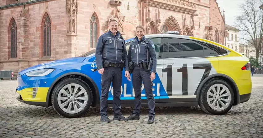 Samochód elektryczny Tesla Model X przekracza oczekiwania policji w Bazylei