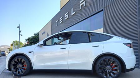 Tesla wycofuje 1,8 miliona pojazdów ze względu na ryzyko oderwania się maski silnika