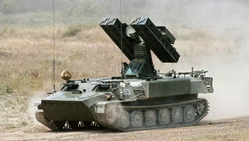 Pociąg towarowy staranował rosyjski system rakiet ziemia-powietrze Strela-10