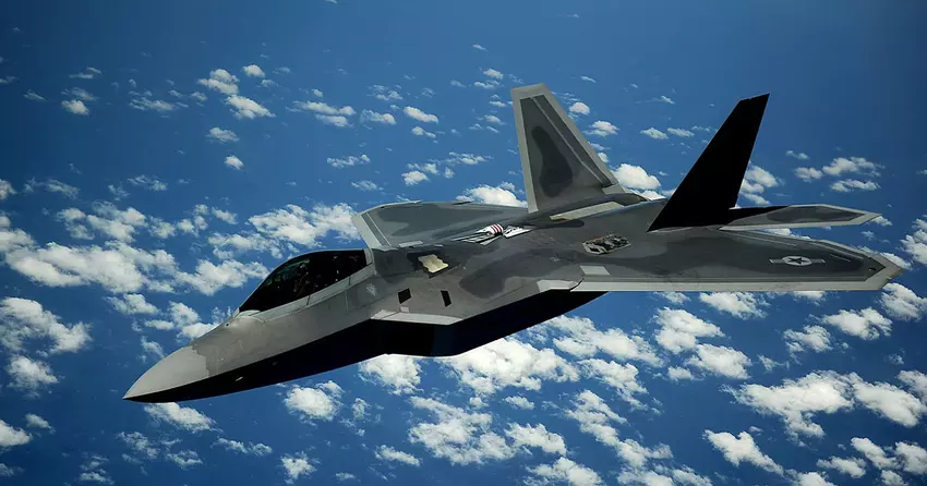 Myśliwce piątej generacji F-22 Raptor zaczynają przybywać do bazy lotniczej w Japonii