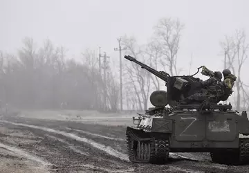 Ukraiński dron niszczy rosyjski transporter opancerzony ...