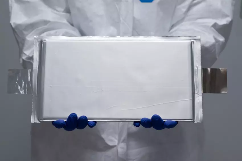 Stałe akumulatory elektrolitowe firmy Factorial Energy zwiększą zasięg samochodów elektrycznych o 50%