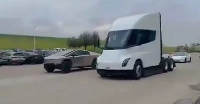 Tesla Semi i Cybertruck biorą udział w "drag race" - ciężarówka pokonuje pick-upa