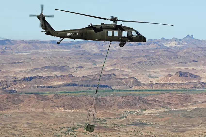 Bezzałogowy śmigłowiec Sikorsky UH-60M Black Hawk przewozi ładunek podczas ćwiczeń Convergence 2022. Ilustracja: Lockheed Martin