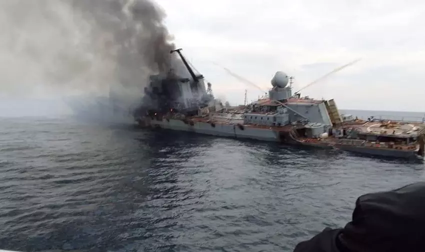 Ukraińskie Siły Zbrojne pokazały, jak ukraińskie drony, MLRS i działa samobieżne niszczą rosyjski sprzęt na Snake Island (wideo)