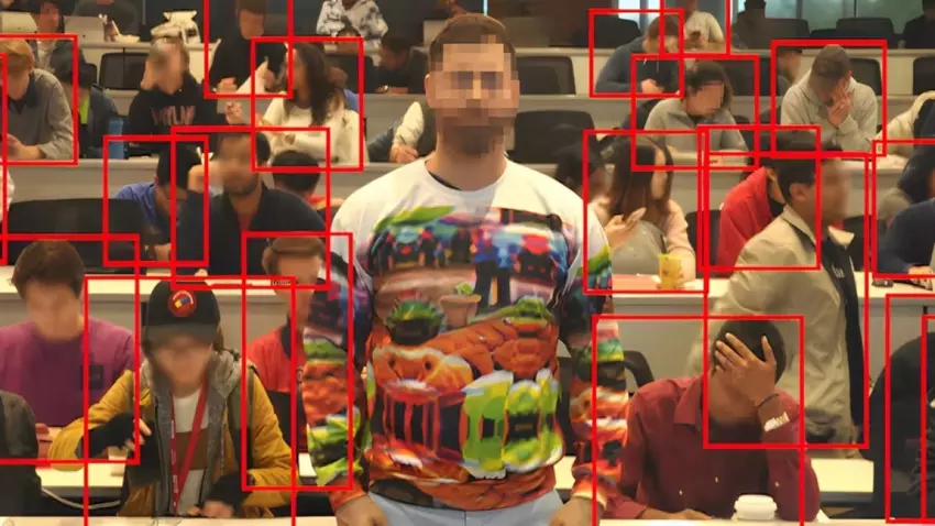 Niewidzialny sweter: naukowcy stworzyli specjalny nadruk na ubraniach, który "łamie" systemy AI do rozpoznawania ludzi