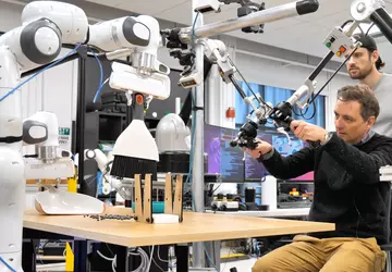 Roboty Toyoty uczą się wykonywać obowiązki, ...