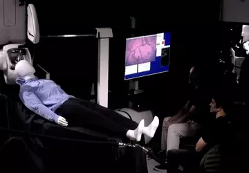 Musk demonstruje, jak małpa z wszczepionym ...