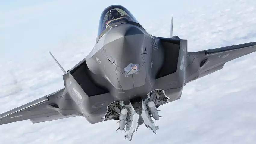 Lockheed Martin opracowuje nowy układ przedziałów dla F-35A i F-35C - myśliwce będą mogły przenosić więcej pocisków AIM-120 AMRAAM