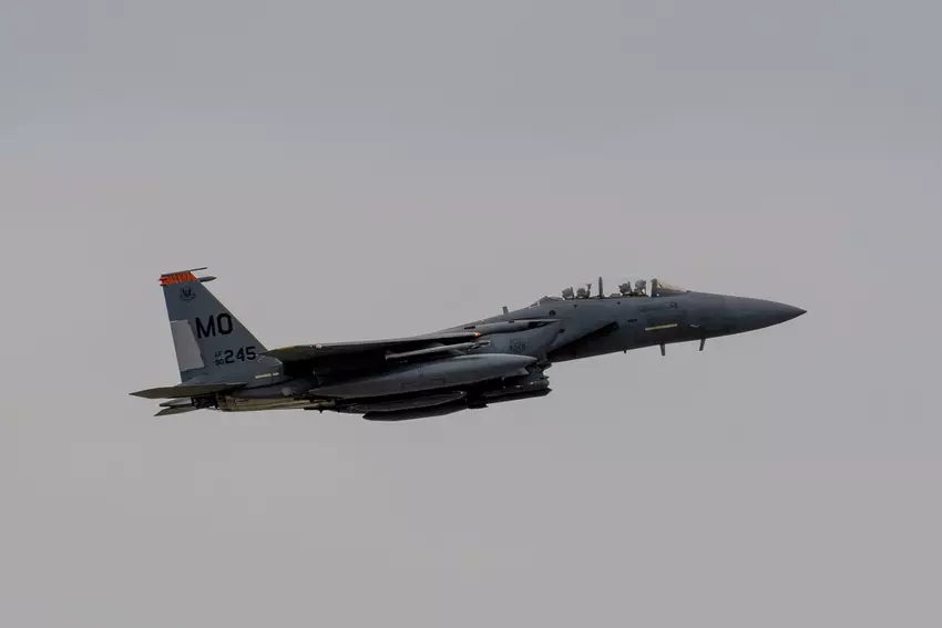 USA wysyłają do Japonii więcej myśliwców F-15E Strike Eagle, aby wesprzeć F-35 Lightning II