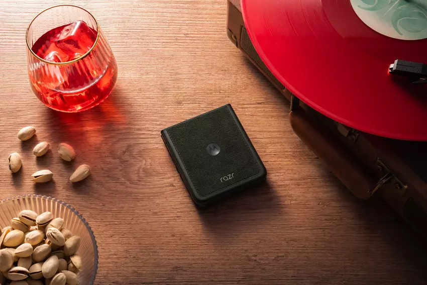 Motorola Razr 60 Ultra: najbardziej wydajny składany smartfon — 7-calowy ekran, Snapdragon 8 Elite, trzy aparaty 50 MP oraz dodatkowo z alcantarą