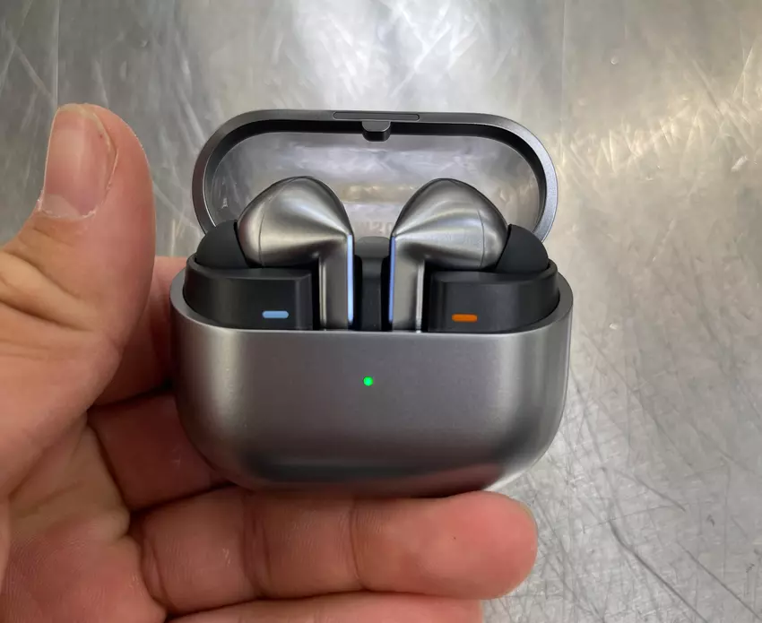 Samsung Galaxy Buds 3 Pro pojawił się na zdjęciach na żywo z półprzezroczystą obudową i wyglądem przypominającym AirPods Pro