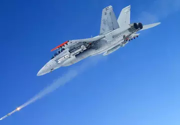 Raytheon zmaksymalizował produkcję pocisków AIM-120 AMRAAM ...