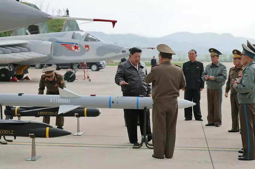 Demonstracja północnokoreańskich MiG-29. Ilustracja: KCNA