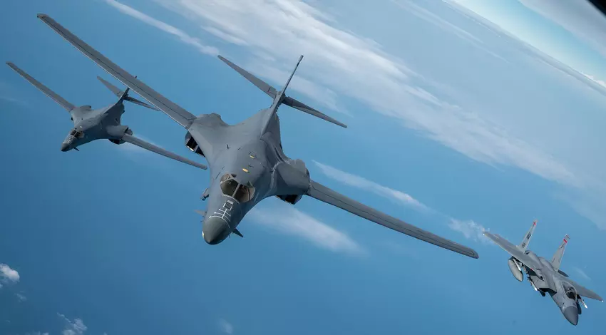 Siły powietrzne USA przechwyciły własne bombowce strategiczne B-1B Lancer podczas ich powrotu z Europy, symulując atak na USA i Kanadę.