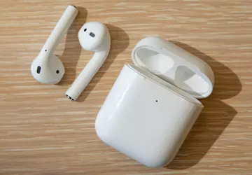 Dziewczyna połknęła jeden z AirPods zamiast ...