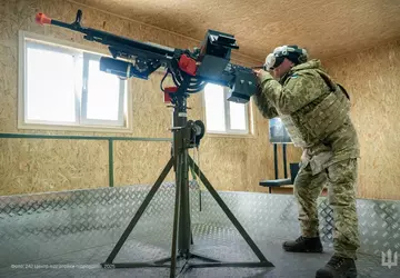 Kamizelka kuloodporna, hełm VR i karabin: ...